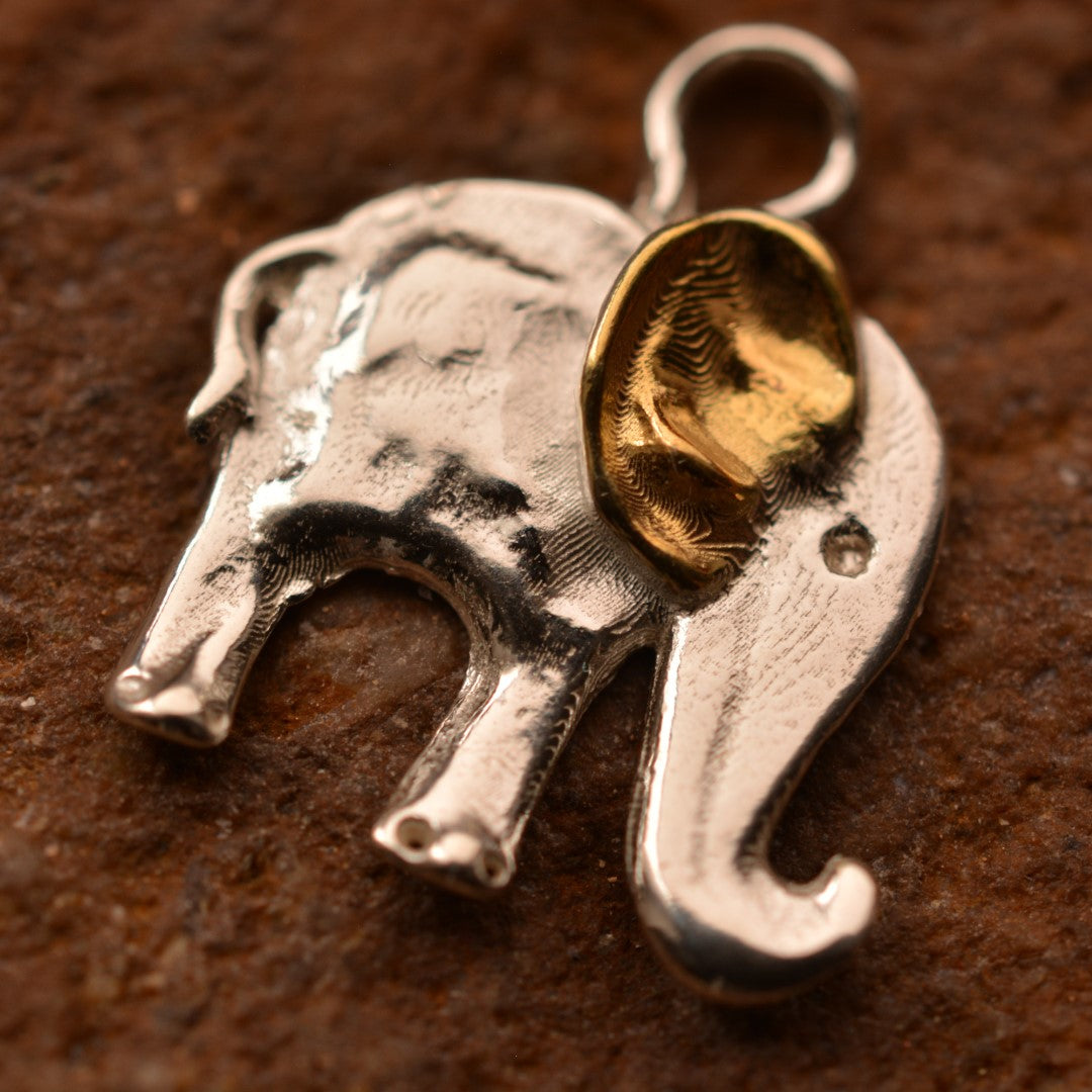 „Kleiner Elefant“-Anhänger aus 925er Silber mit goldfarbenen Akzenten – Symbol für Glück, Weisheit und Schutz, Skulpturenschmuck im Boho- und rustikalen Stil | Art Diva