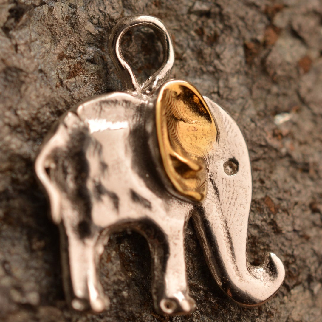 „Kleiner Elefant“-Anhänger aus 925er Silber mit goldfarbenen Akzenten – Symbol für Glück, Weisheit und Schutz, Skulpturenschmuck im Boho- und rustikalen Stil | Art Diva