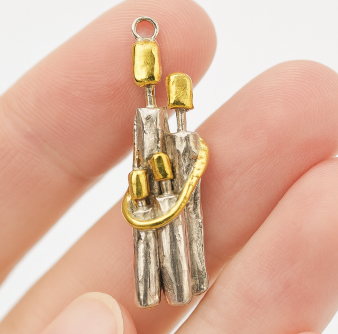 „Familienzusammenhalt“ – Anhänger aus 925er Silber, Talisman für Einheit, Liebe und den Schutz der Familie, handgefertigter Skulpturenschmuck im Boho- und rustikalen Stil | Art Diva
