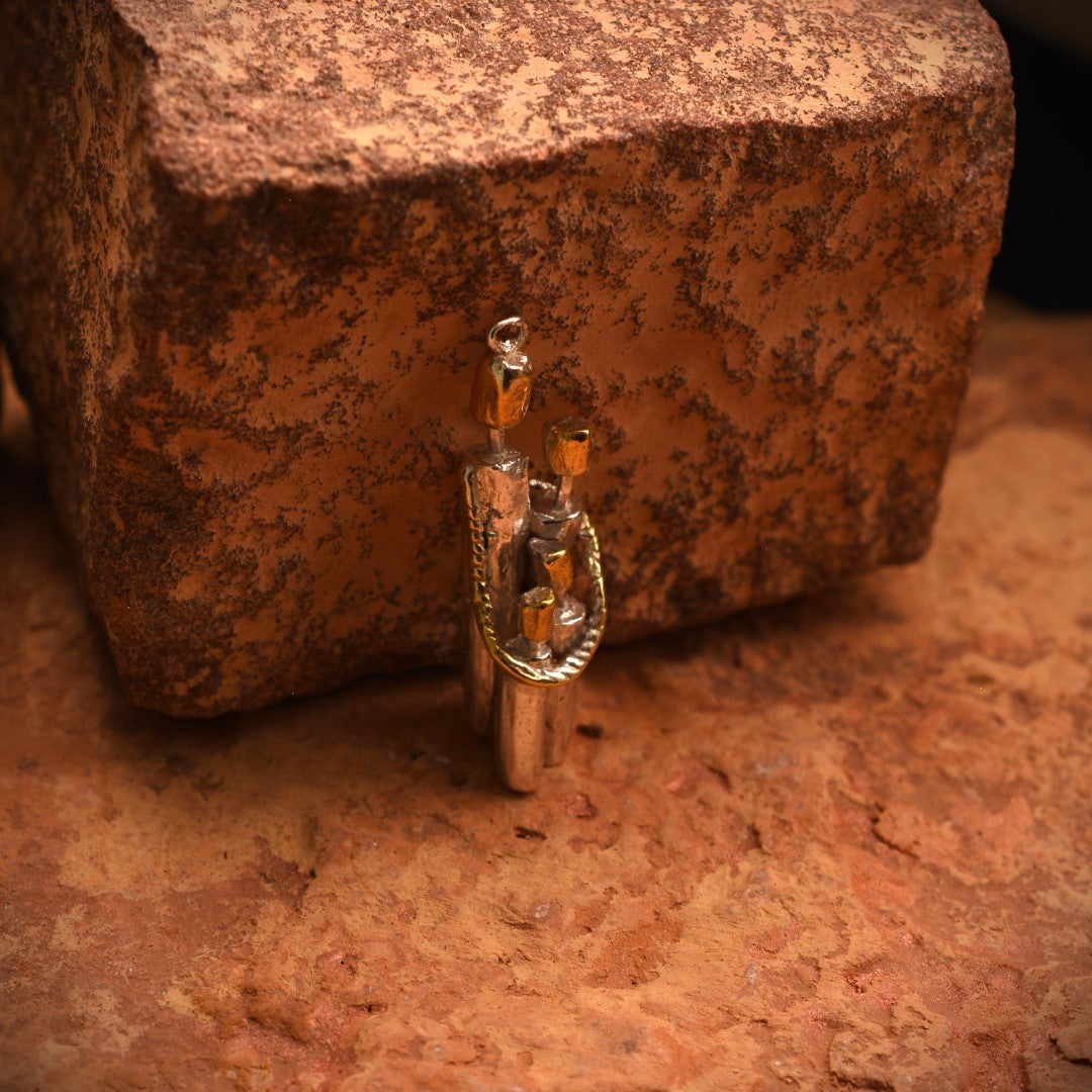 „Familienzusammenhalt“ – Anhänger aus 925er Silber, Talisman für Einheit, Liebe und den Schutz der Familie, handgefertigter Skulpturenschmuck im Boho- und rustikalen Stil | Art Diva