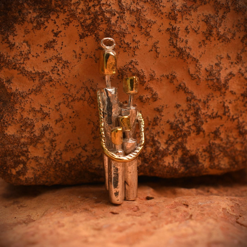 „Familienzusammenhalt“ – Anhänger aus 925er Silber, Talisman für Einheit, Liebe und den Schutz der Familie, handgefertigter Skulpturenschmuck im Boho- und rustikalen Stil | Art Diva