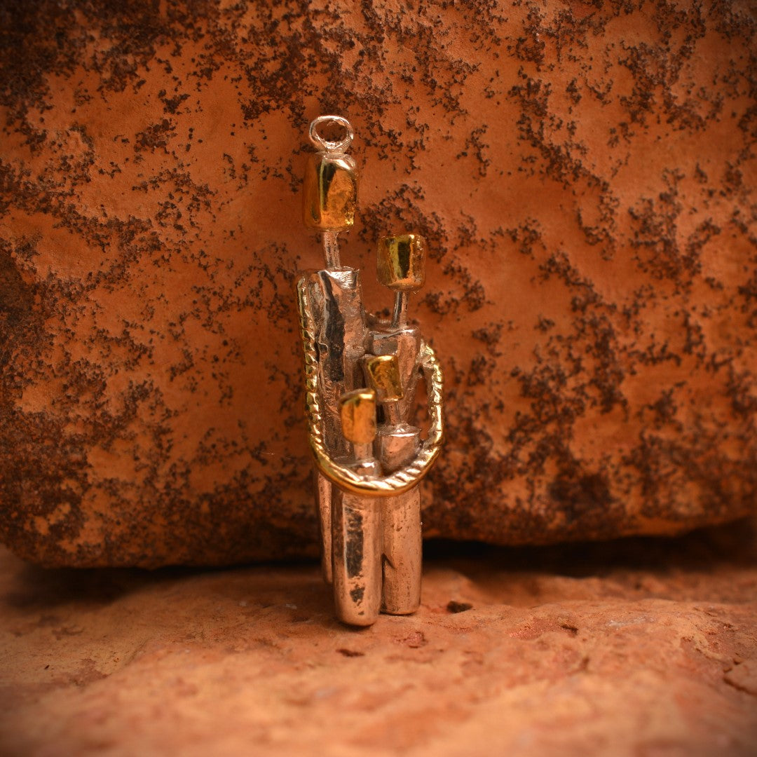„Familienzusammenhalt“ – Anhänger aus 925er Silber, Talisman für Einheit, Liebe und den Schutz der Familie, handgefertigter Skulpturenschmuck im Boho- und rustikalen Stil | Art Diva