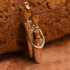 „Familienzusammenhalt“ – Anhänger aus 925er Silber, Talisman für Einheit, Liebe und den Schutz der Familie, handgefertigter Skulpturenschmuck im Boho- und rustikalen Stil | Art Diva