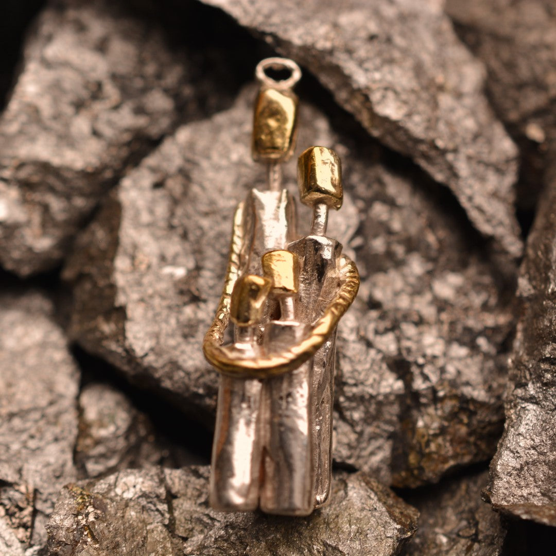 „Familienzusammenhalt“ – Anhänger aus 925er Silber, Talisman für Einheit, Liebe und den Schutz der Familie, handgefertigter Skulpturenschmuck im Boho- und rustikalen Stil | Art Diva