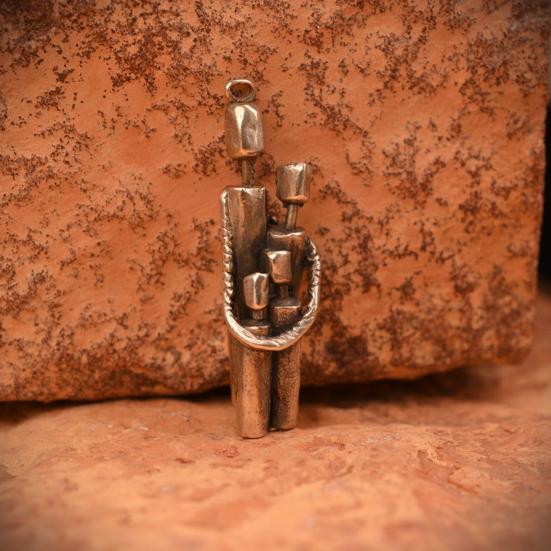 „Familienzusammenhalt“ – Anhänger aus 925er Silber, Talisman für Einheit, Liebe und familiären Schutz, handgefertigter Skulpturenschmuck im Boho- und rustikalen Stil | Art Diva