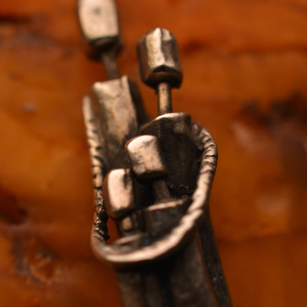 „Familienzusammenhalt“ – Anhänger aus 925er Silber, Talisman für Einheit, Liebe und familiären Schutz, handgefertigter Skulpturenschmuck im Boho- und rustikalen Stil | Art Diva