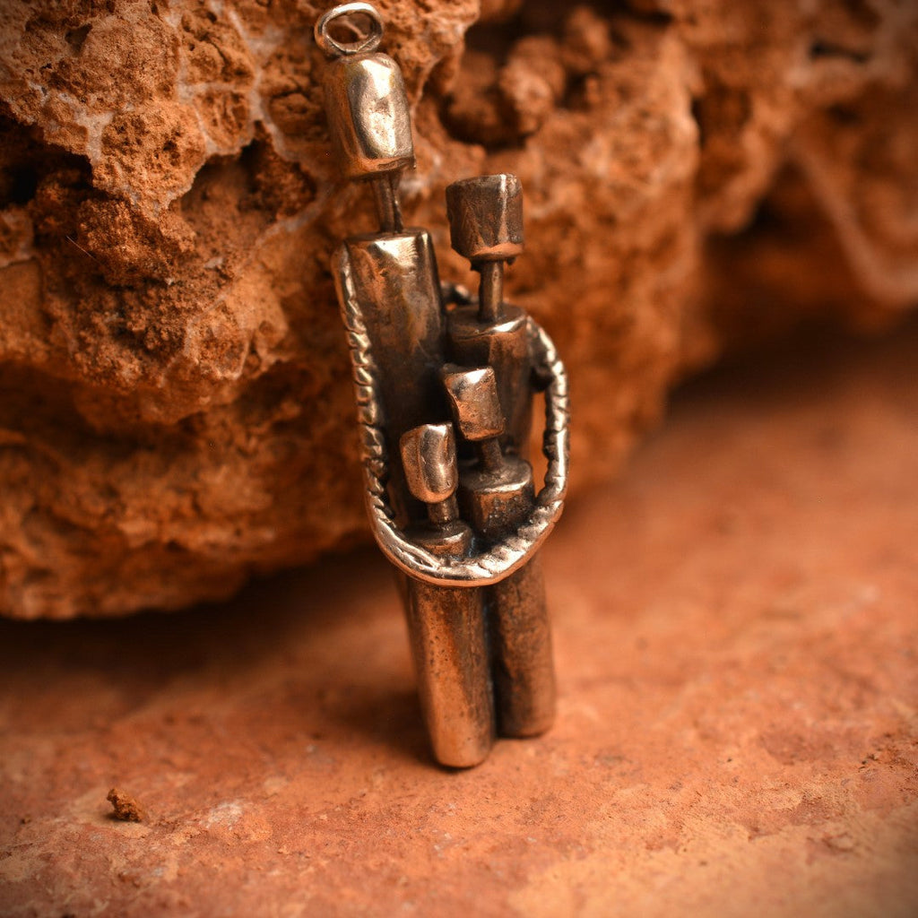 „Familienzusammenhalt“ – Anhänger aus 925er Silber, Talisman für Einheit, Liebe und familiären Schutz, handgefertigter Skulpturenschmuck im Boho- und rustikalen Stil | Art Diva