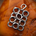 „Geometrische Kreise“ – Anhänger aus 925er Silber, Talisman für Harmonie, Bewegung und kreative Freiheit, Skulpturenschmuck im Boho- und rustikalen Stil | Art Diva