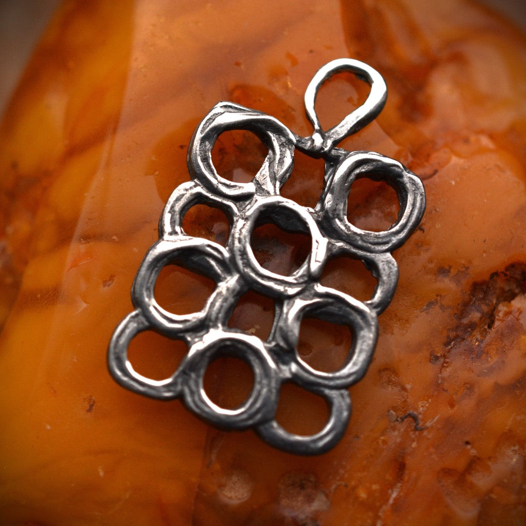 „Geometrische Kreise“ – Anhänger aus 925er Silber, Talisman für Harmonie, Bewegung und kreative Freiheit, Skulpturenschmuck im Boho- und rustikalen Stil | Art Diva