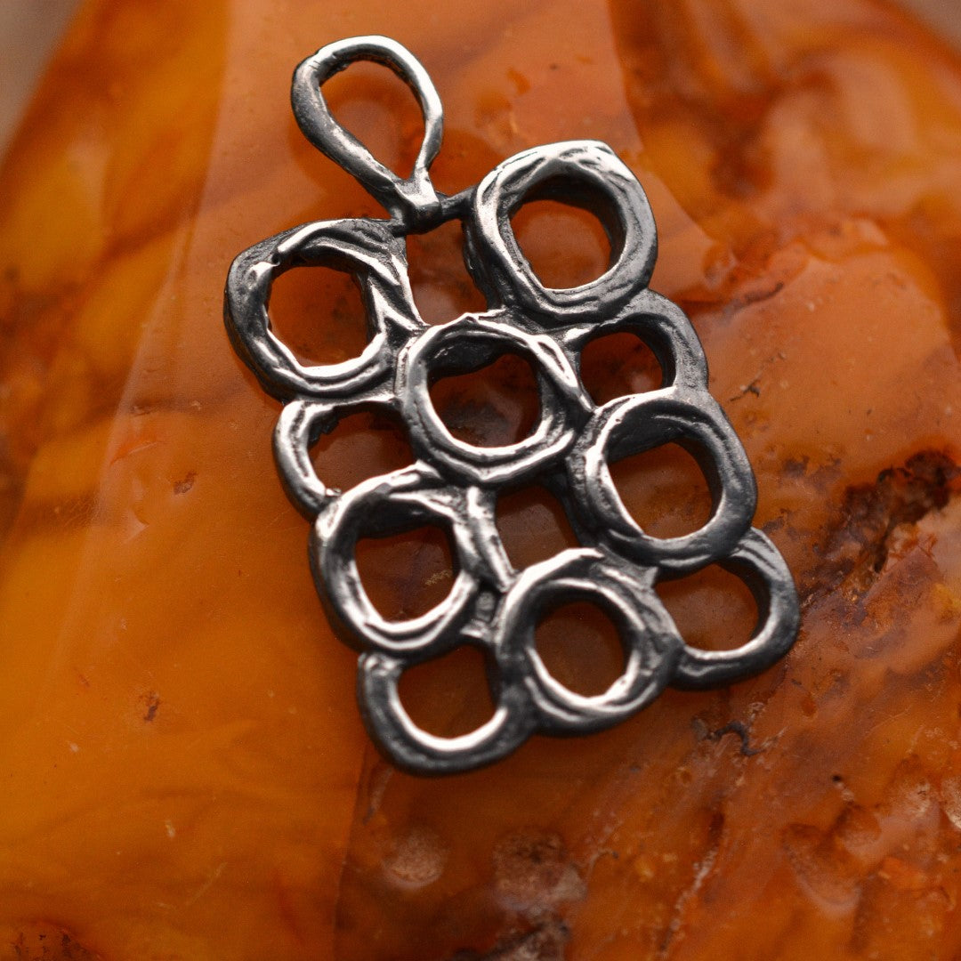 „Geometrische Kreise“ – Anhänger aus 925er Silber, Talisman für Harmonie, Bewegung und kreative Freiheit, Skulpturenschmuck im Boho- und rustikalen Stil | Art Diva