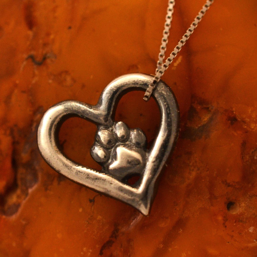 „Herz und Pfote“-Anhänger aus 925er Silber – Talisman für die Liebe zu Tieren, Skulpturenschmuck im Boho- und rustikalen Stil | Art Diva