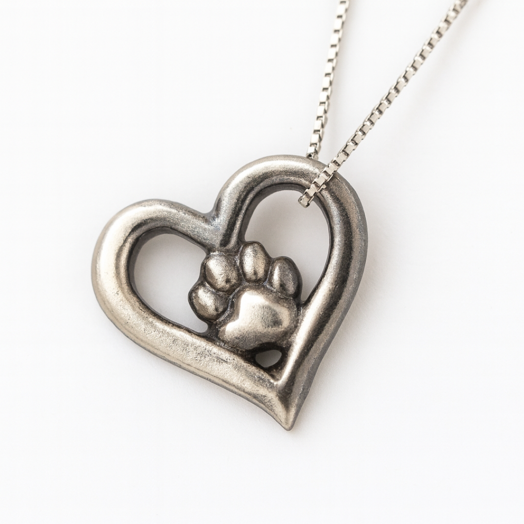 „Herz und Pfote“-Anhänger aus 925er Silber – Talisman für die Liebe zu Tieren, Skulpturenschmuck im Boho- und rustikalen Stil | Art Diva