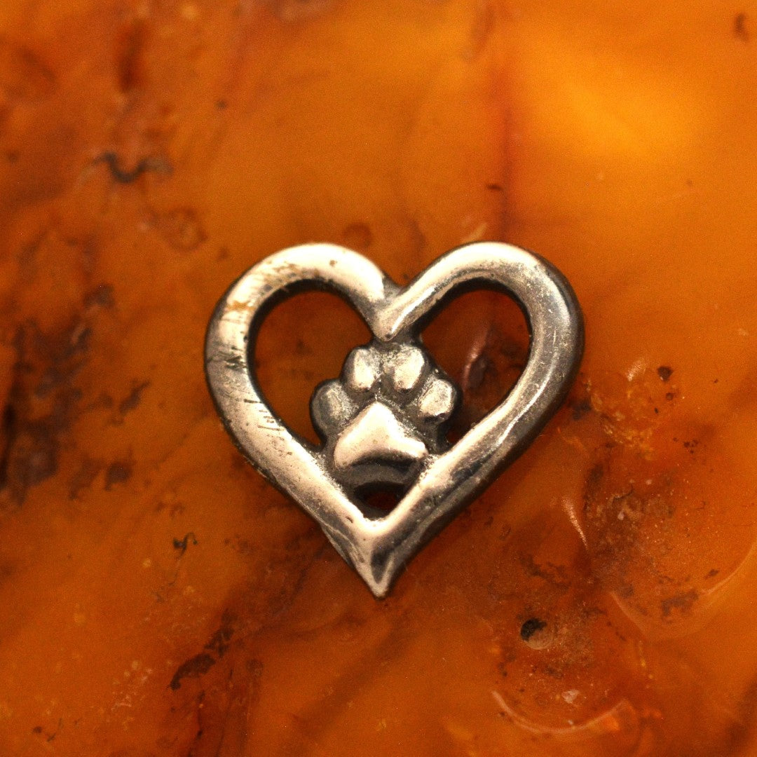 „Herz und Pfote“-Anhänger aus 925er Silber – Talisman für die Liebe zu Tieren, Skulpturenschmuck im Boho- und rustikalen Stil | Art Diva