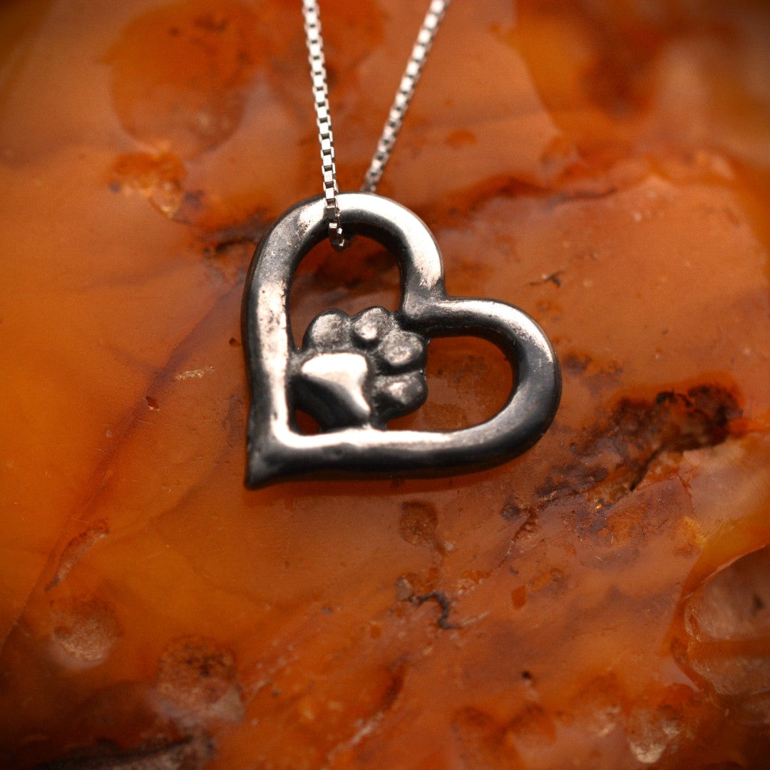 „Herz und Pfote“-Anhänger aus 925er Silber – Talisman für die Liebe zu Tieren, Skulpturenschmuck im Boho- und rustikalen Stil | Art Diva