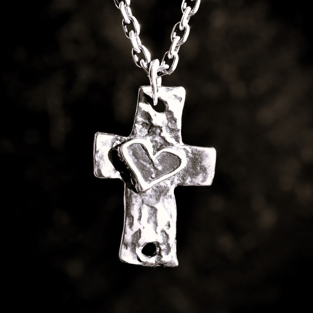 Silberanhänger „Großes massives Herrenkreuz mit Herz“ aus 925er Silber – Talisman für Stärke, Glauben und Schutz | Boho-, Rustik- und Skulpturschmuck | Art Diva