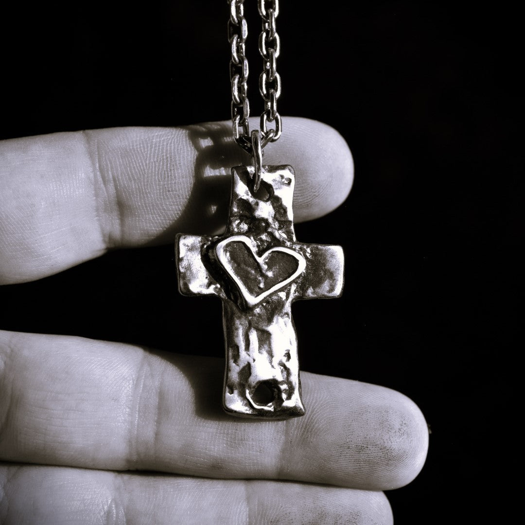 Silberanhänger „Großes massives Herrenkreuz mit Herz“ aus 925er Silber – Talisman für Stärke, Glauben und Schutz | Boho-, Rustik- und Skulpturschmuck | Art Diva