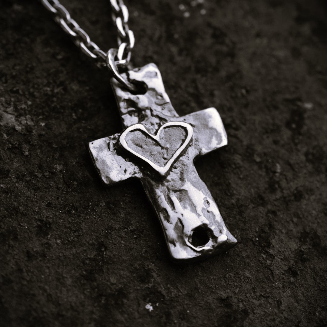 Silberanhänger „Großes massives Herrenkreuz mit Herz“ aus 925er Silber – Talisman für Stärke, Glauben und Schutz | Boho-, Rustik- und Skulpturschmuck | Art Diva