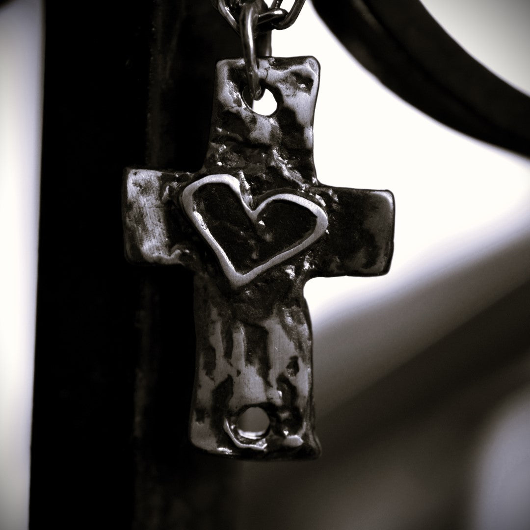 Silberanhänger „Großes massives Herrenkreuz mit Herz“ aus 925er Silber – Talisman für Stärke, Glauben und Schutz | Boho-, Rustik- und Skulpturschmuck | Art Diva