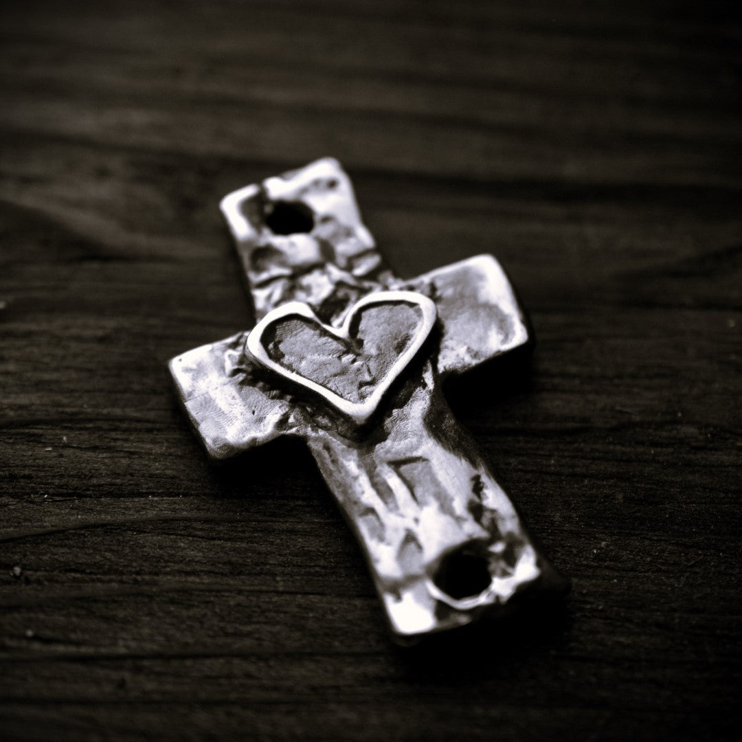 Silberanhänger „Großes massives Herrenkreuz mit Herz“ aus 925er Silber – Talisman für Stärke, Glauben und Schutz | Boho-, Rustik- und Skulpturschmuck | Art Diva