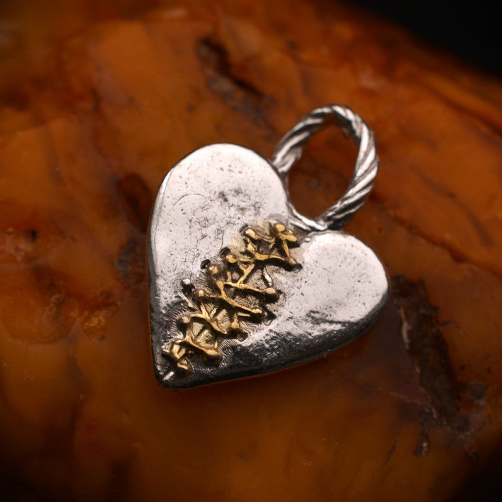 „Geflicktes Herz“ – handpolierter Anhänger aus 925er Silber mit goldfarbenen Akzenten, Talisman für Liebe, Hoffnung und Heilung, Skulpturenschmuck im Boho- und rustikalen Stil | Art Diva