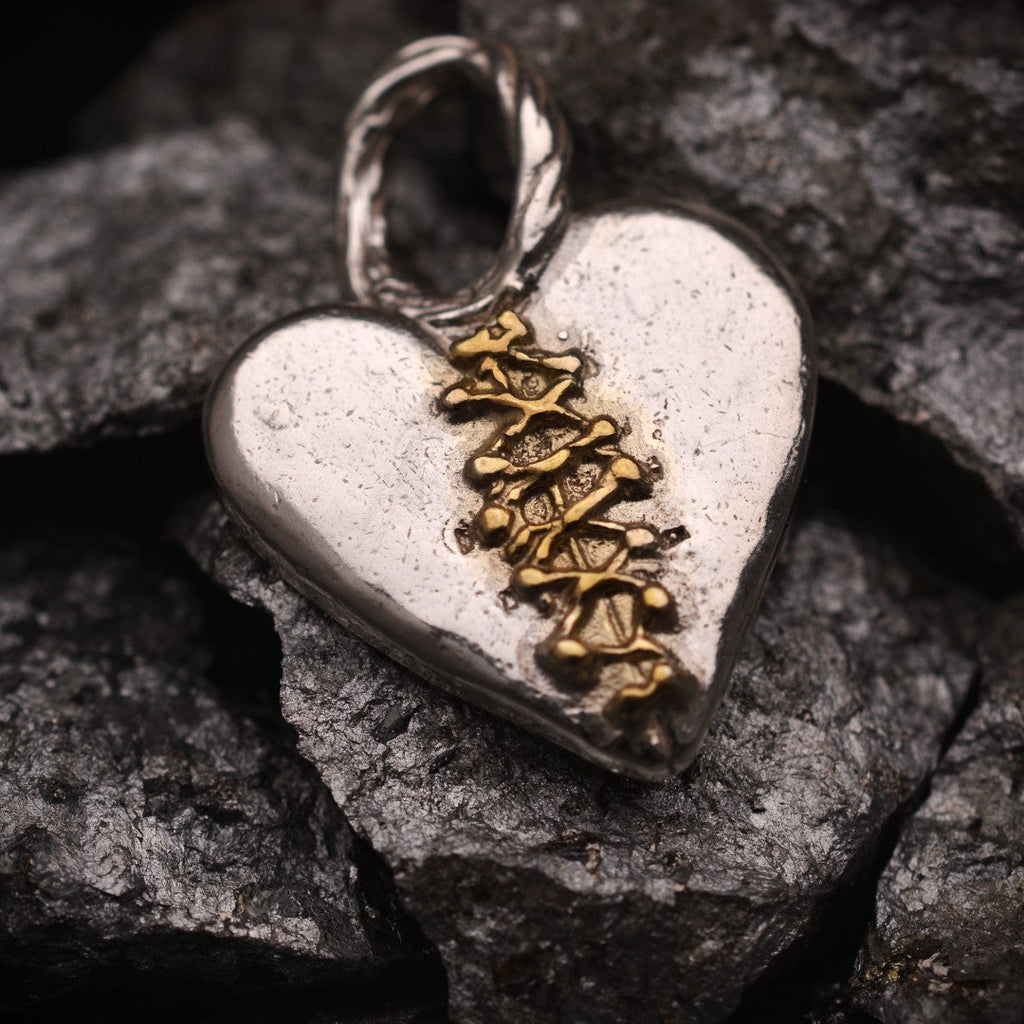 „Geflicktes Herz“ – handpolierter Anhänger aus 925er Silber mit goldfarbenen Akzenten, Talisman für Liebe, Hoffnung und Heilung, Skulpturenschmuck im Boho- und rustikalen Stil | Art Diva