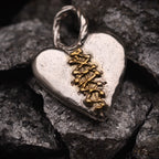 „Geflicktes Herz“ – handpolierter Anhänger aus 925er Silber mit goldfarbenen Akzenten, Talisman für Liebe, Hoffnung und Heilung, Skulpturenschmuck im Boho- und rustikalen Stil | Art Diva