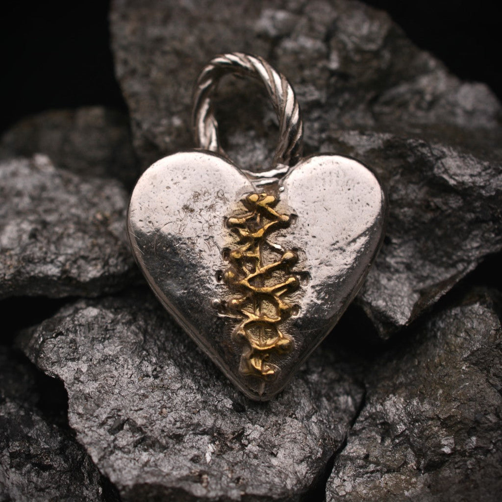 „Geflicktes Herz“ – handpolierter Anhänger aus 925er Silber mit goldfarbenen Akzenten, Talisman für Liebe, Hoffnung und Heilung, Skulpturenschmuck im Boho- und rustikalen Stil | Art Diva