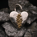 „Geflicktes Herz“ – handpolierter Anhänger aus 925er Silber mit goldfarbenen Akzenten, Talisman für Liebe, Hoffnung und Heilung, Skulpturenschmuck im Boho- und rustikalen Stil | Art Diva