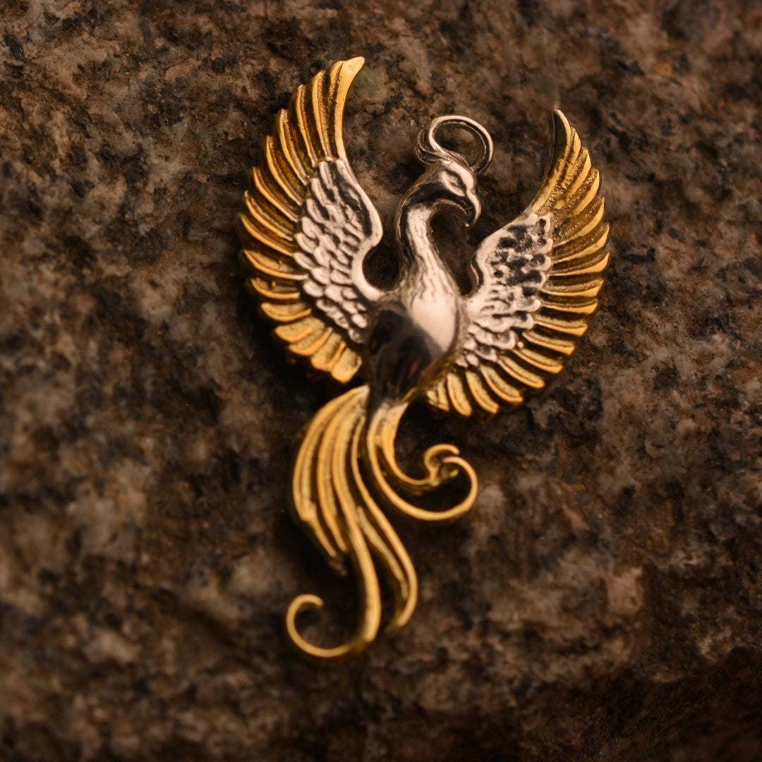 „Phönix“-Anhänger aus 925er Silber mit goldenen Akzenten – handpolierter Talisman für Wiedergeburt, Stärke und Neuanfang, skulpturaler Schmuck im Boho-Rustik-Stil | Art Diva