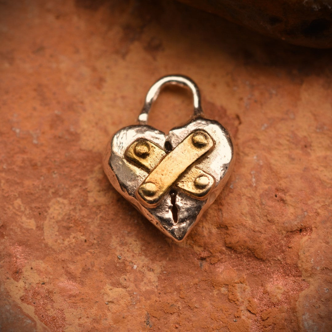 „Restauriertes Herz“-Anhänger aus 925er Silber mit goldfarbenen Akzenten – handpolierter Talisman für Hoffnung und Neubeginn, Skulpturenschmuck im Boho- und rustikalen Stil | Art Diva
