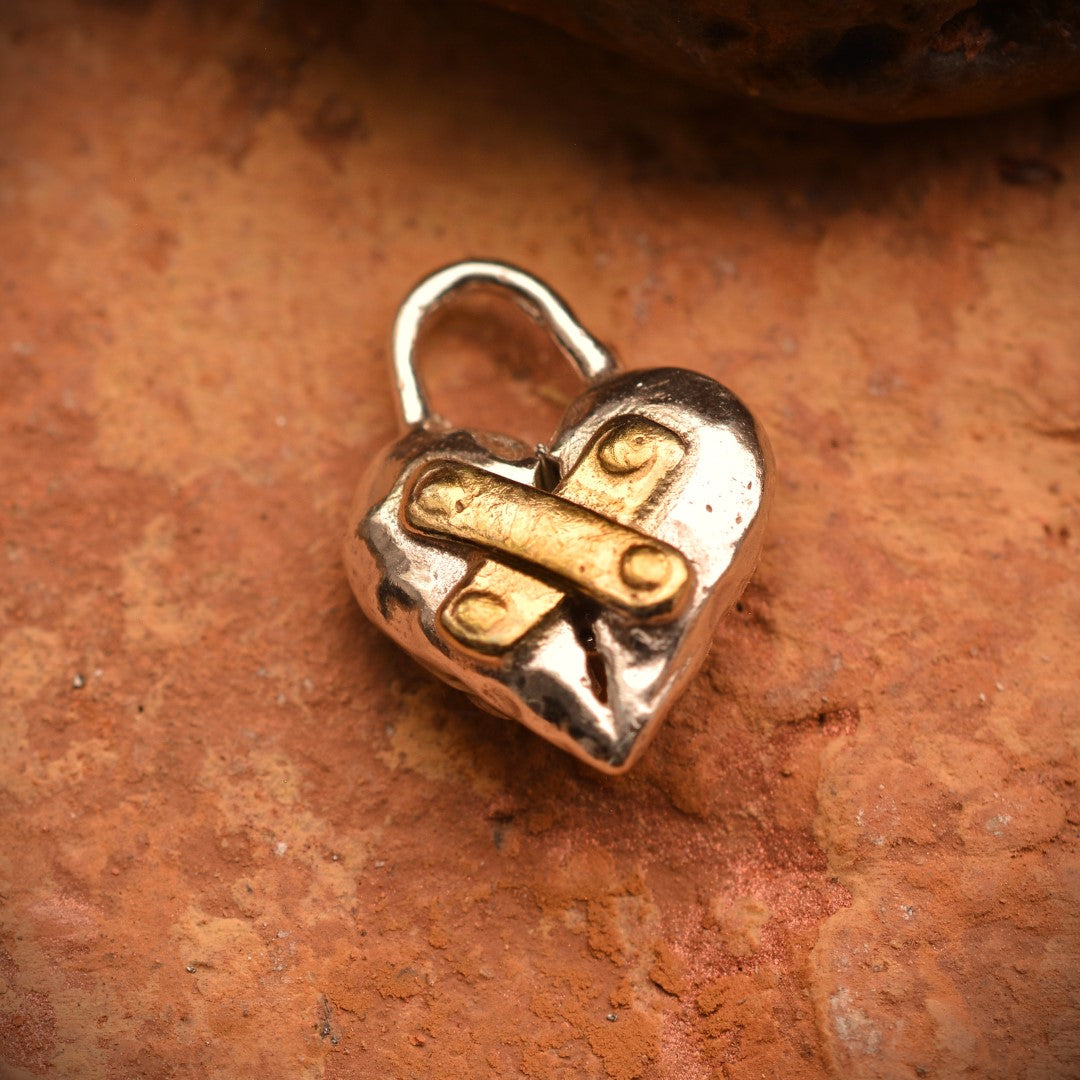 „Restauriertes Herz“-Anhänger aus 925er Silber mit goldfarbenen Akzenten – handpolierter Talisman für Hoffnung und Neubeginn, Skulpturenschmuck im Boho- und rustikalen Stil | Art Diva