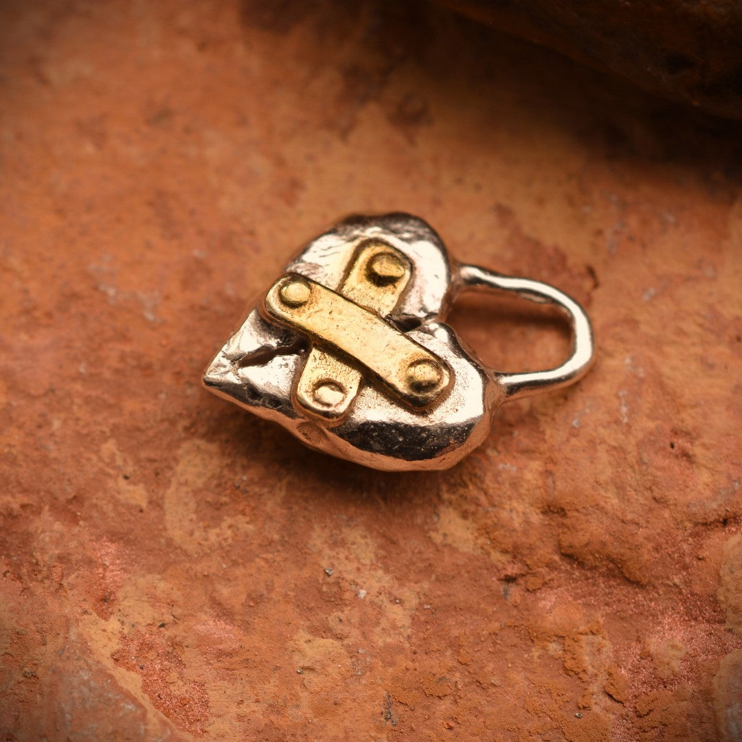 „Restauriertes Herz“-Anhänger aus 925er Silber mit goldfarbenen Akzenten – handpolierter Talisman für Hoffnung und Neubeginn, Skulpturenschmuck im Boho- und rustikalen Stil | Art Diva