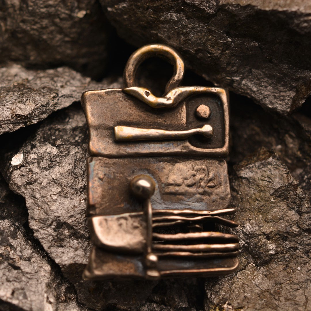 „Architektonische Abstraktion“ – Anhänger aus 925er Silber, handgefertigter Skulpturenschmuck im Boho- und rustikalen Stil | Art Diva