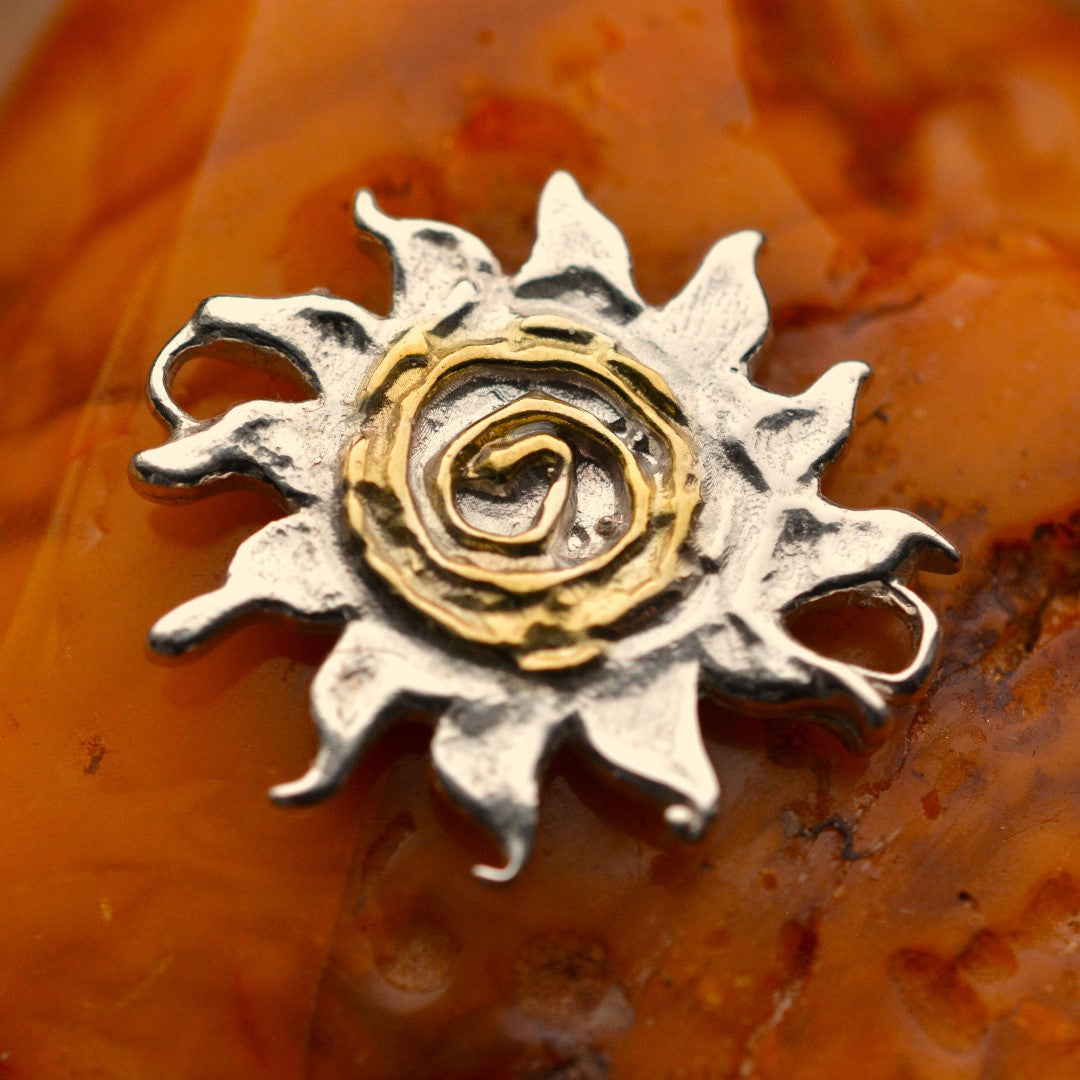 „Sonnenspirale“-Anhänger aus 925er Silber – Talisman für Energie, Licht und innere Stärke, handgefertigter Skulpturenschmuck im Boho- und rustikalen Stil, geeignet für Kette oder Armband | Art Diva