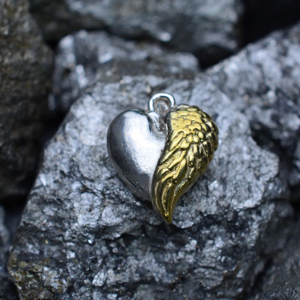 „Engelsherz“-Anhänger aus 925er Silber – Symbol für Liebe und Schutz, Skulpturenschmuck im Boho- und rustikalen Stil | Art Diva