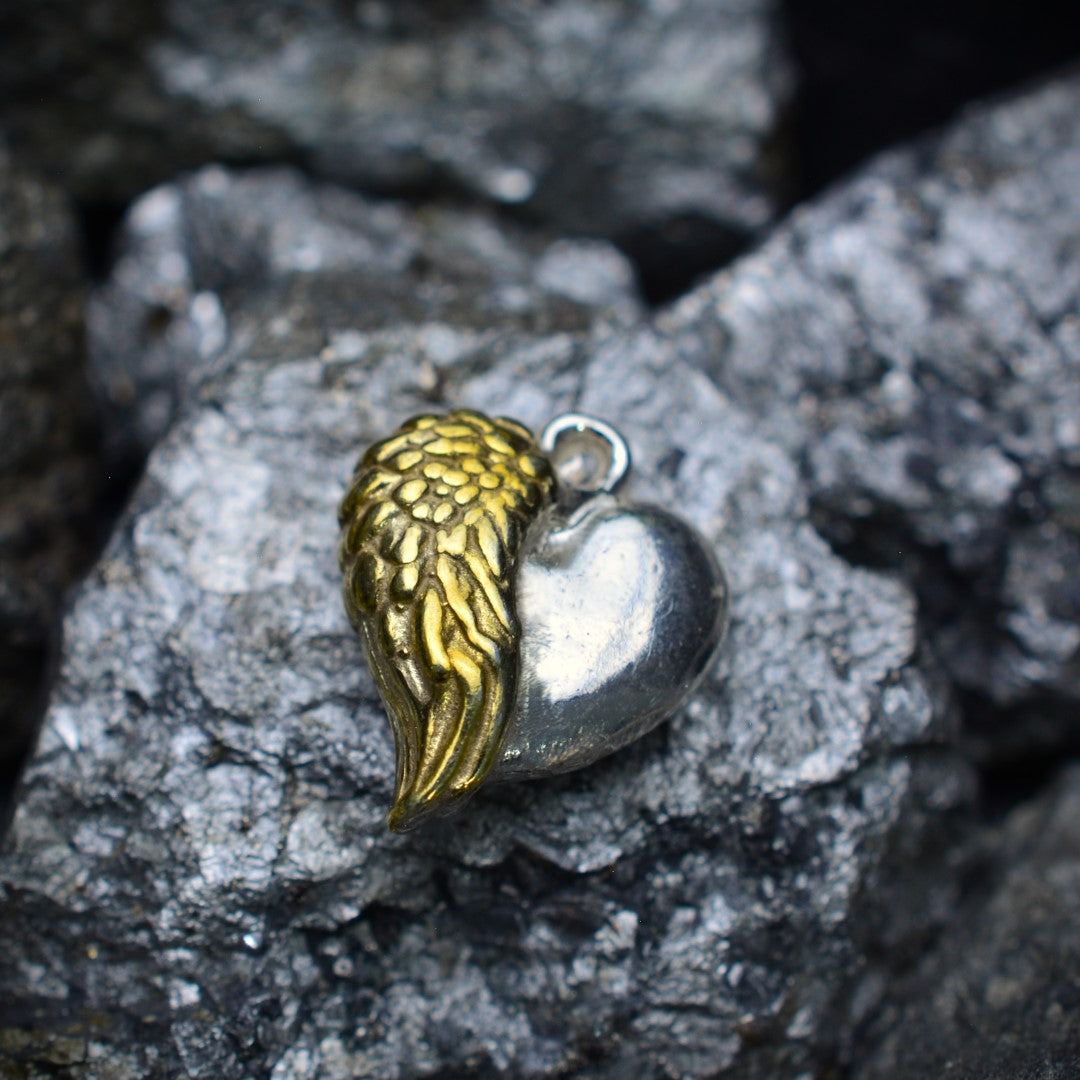 „Engelsherz“-Anhänger aus 925er Silber – Symbol für Liebe und Schutz, Skulpturenschmuck im Boho- und rustikalen Stil | Art Diva