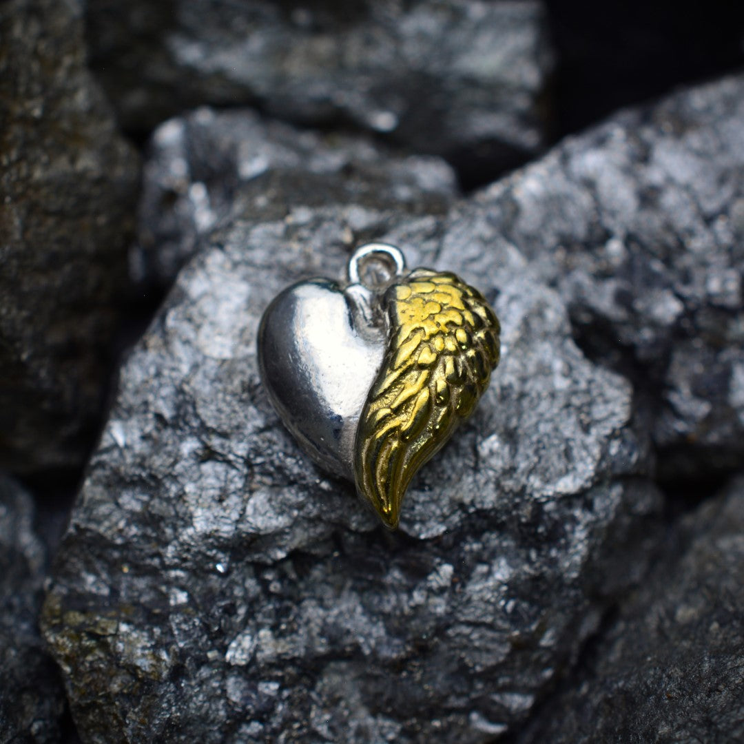 „Engelsherz“-Anhänger aus 925er Silber – Symbol für Liebe und Schutz, Skulpturenschmuck im Boho- und rustikalen Stil | Art Diva