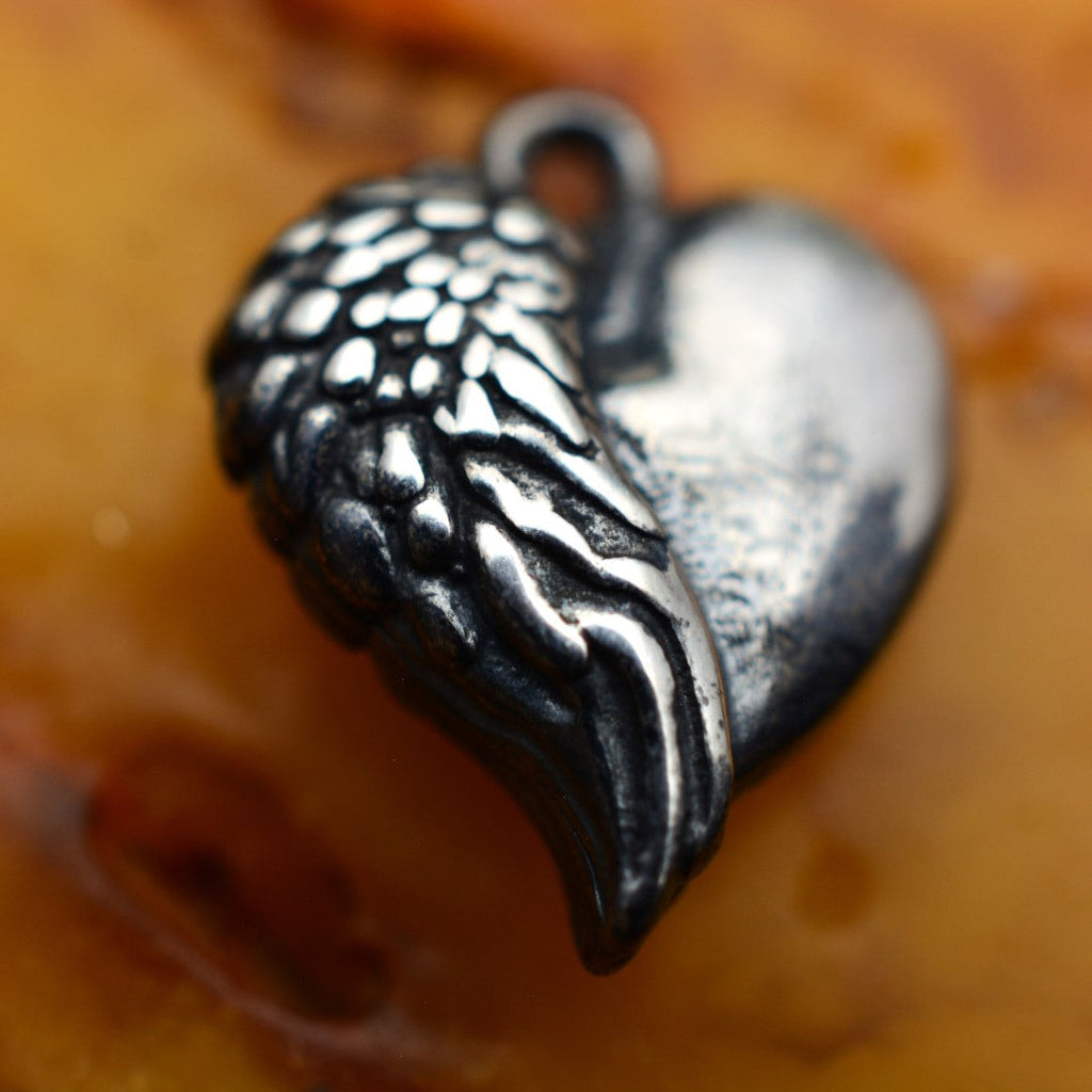 „Engelsherz“-Anhänger aus 925er Silber – Symbol für Liebe und Schutz, Skulpturenschmuck im Boho- und rustikalen Stil | Art Diva