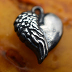 „Engelsherz“-Anhänger aus 925er Silber – Symbol für Liebe und Schutz, Skulpturenschmuck im Boho- und rustikalen Stil | Art Diva