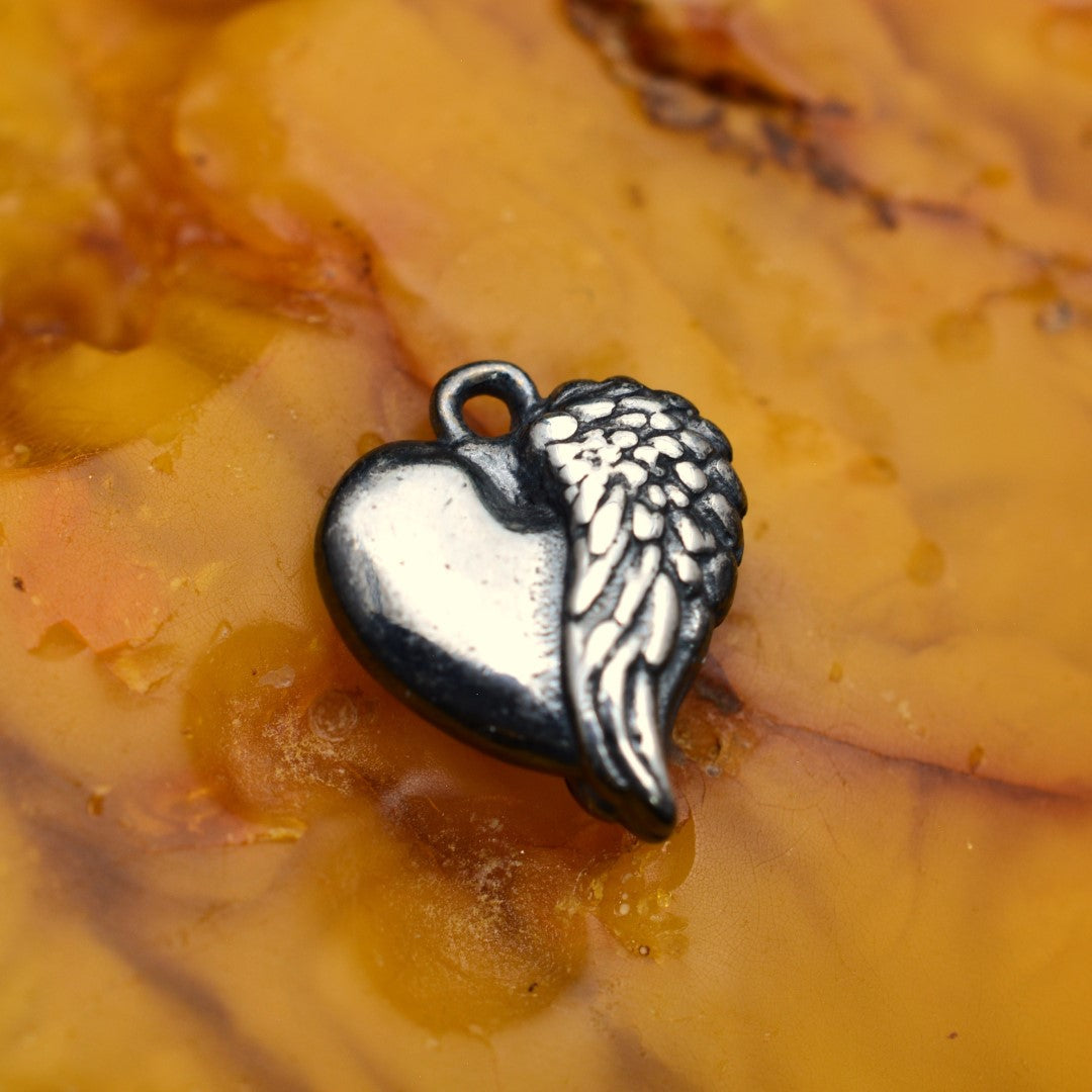 „Engelsherz“-Anhänger aus 925er Silber – Symbol für Liebe und Schutz, Skulpturenschmuck im Boho- und rustikalen Stil | Art Diva