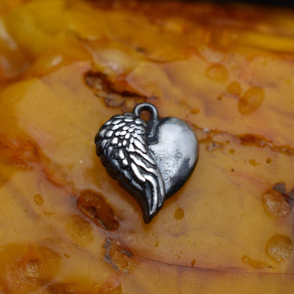 „Engelsherz“-Anhänger aus 925er Silber – Symbol für Liebe und Schutz, Skulpturenschmuck im Boho- und rustikalen Stil | Art Diva