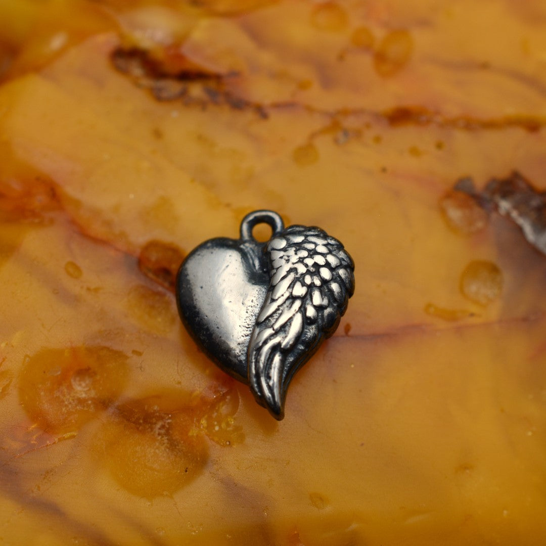 „Engelsherz“-Anhänger aus 925er Silber – Symbol für Liebe und Schutz, Skulpturenschmuck im Boho- und rustikalen Stil | Art Diva