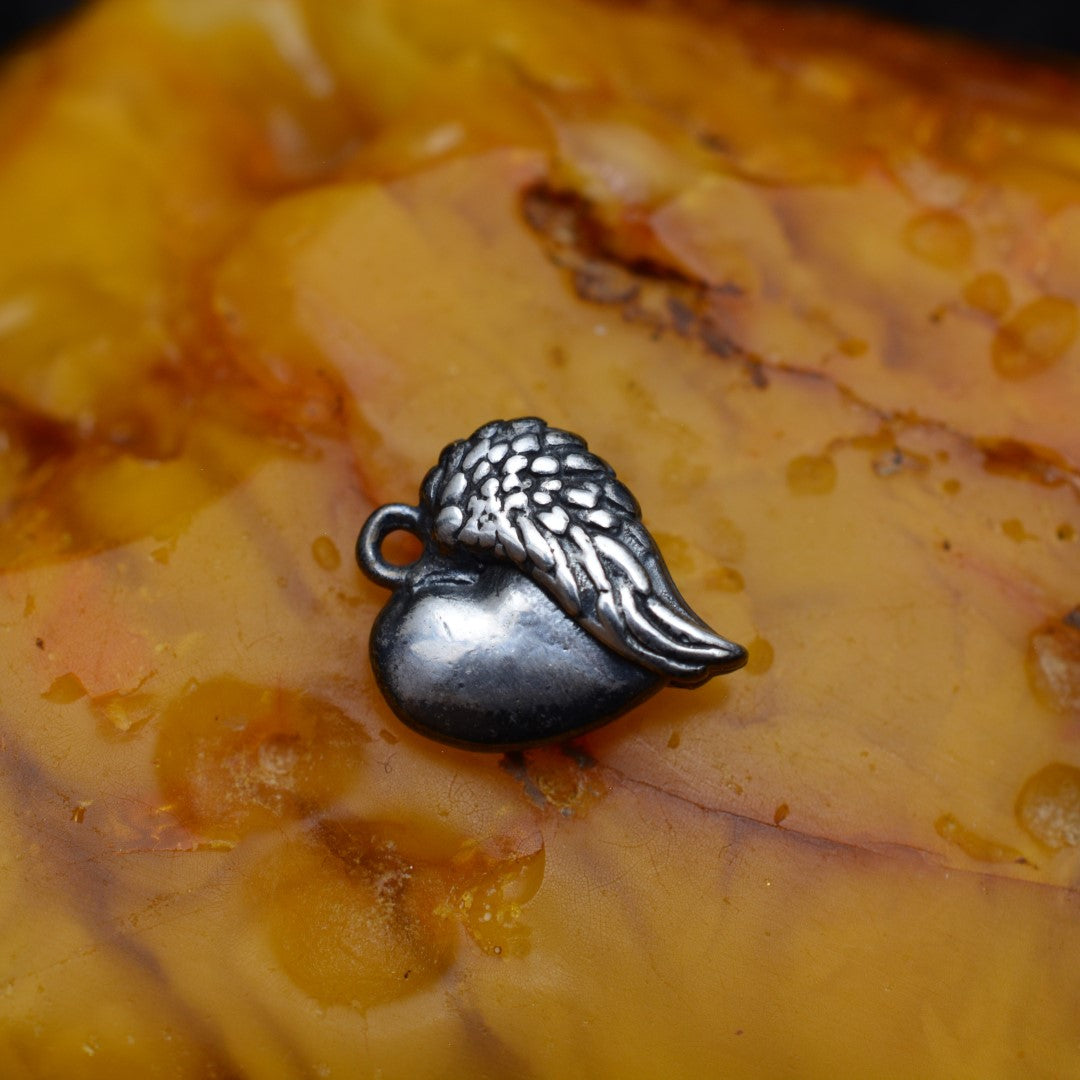 „Engelsherz“-Anhänger aus 925er Silber – Symbol für Liebe und Schutz, Skulpturenschmuck im Boho- und rustikalen Stil | Art Diva