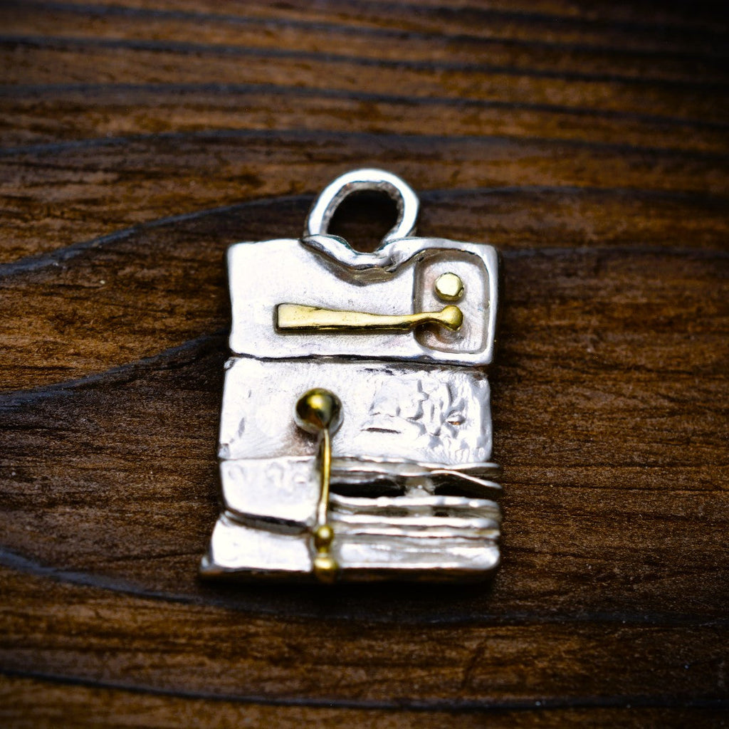 „Architektonische Abstraktion“ – Anhänger aus 925er Silber mit goldfarbenen Akzenten, handgefertigter Skulpturenschmuck im Boho- und rustikalen Stil | Art Diva