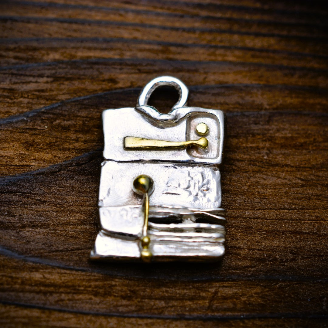 „Architektonische Abstraktion“ – Anhänger aus 925er Silber mit goldfarbenen Akzenten, handgefertigter Skulpturenschmuck im Boho- und rustikalen Stil | Art Diva
