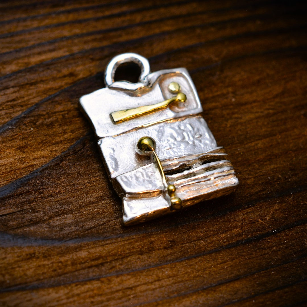 „Architektonische Abstraktion“ – Anhänger aus 925er Silber mit goldfarbenen Akzenten, handgefertigter Skulpturenschmuck im Boho- und rustikalen Stil | Art Diva