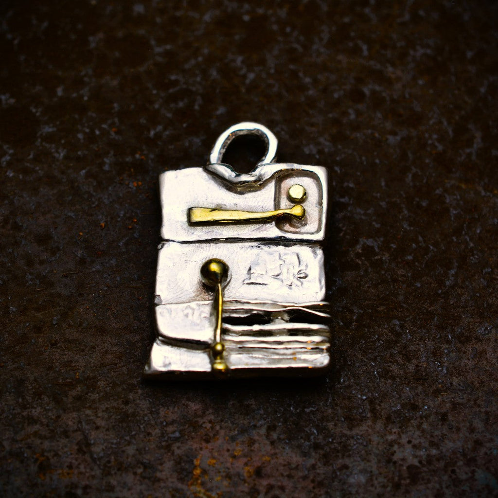 „Architektonische Abstraktion“ – Anhänger aus 925er Silber mit goldfarbenen Akzenten, handgefertigter Skulpturenschmuck im Boho- und rustikalen Stil | Art Diva