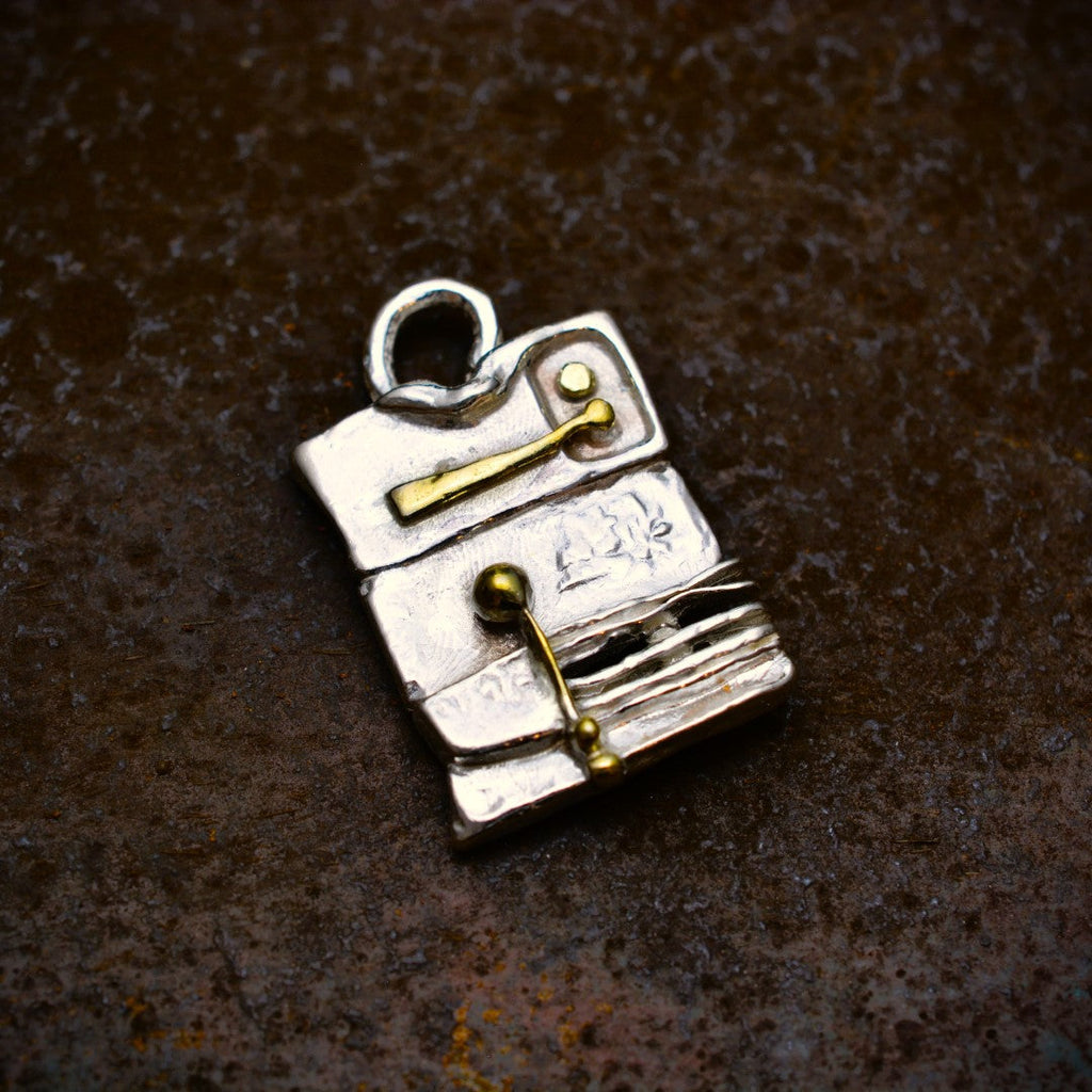 „Architektonische Abstraktion“ – Anhänger aus 925er Silber mit goldfarbenen Akzenten, handgefertigter Skulpturenschmuck im Boho- und rustikalen Stil | Art Diva