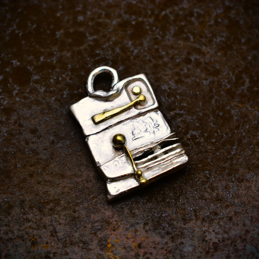 „Architektonische Abstraktion“ – Anhänger aus 925er Silber mit goldfarbenen Akzenten, handgefertigter Skulpturenschmuck im Boho- und rustikalen Stil | Art Diva