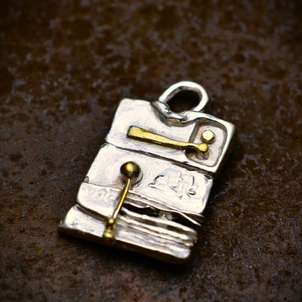 „Architektonische Abstraktion“ – Anhänger aus 925er Silber mit goldfarbenen Akzenten, handgefertigter Skulpturenschmuck im Boho- und rustikalen Stil | Art Diva